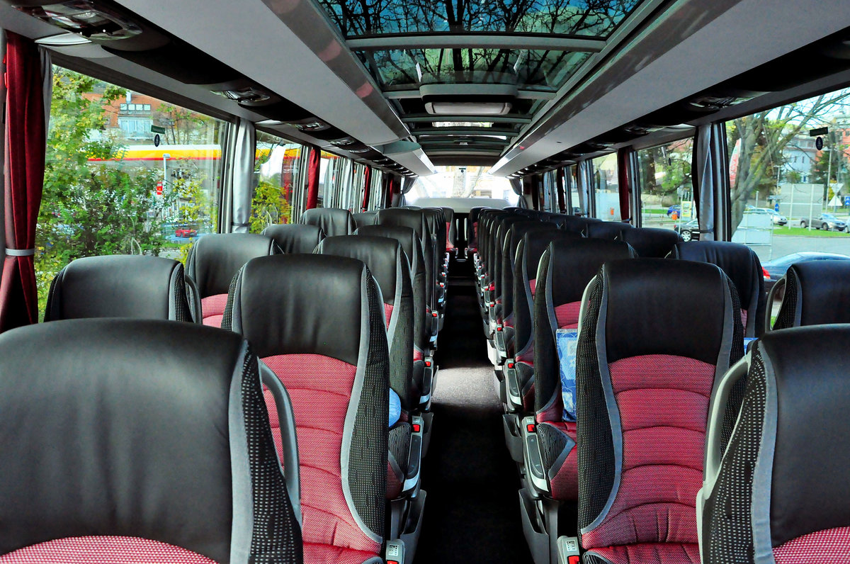 Traumhafte Sitze im Luxus-Setra 516 HDH vom Reisedienst B�LCK aus der BRD in Krems gesehen.