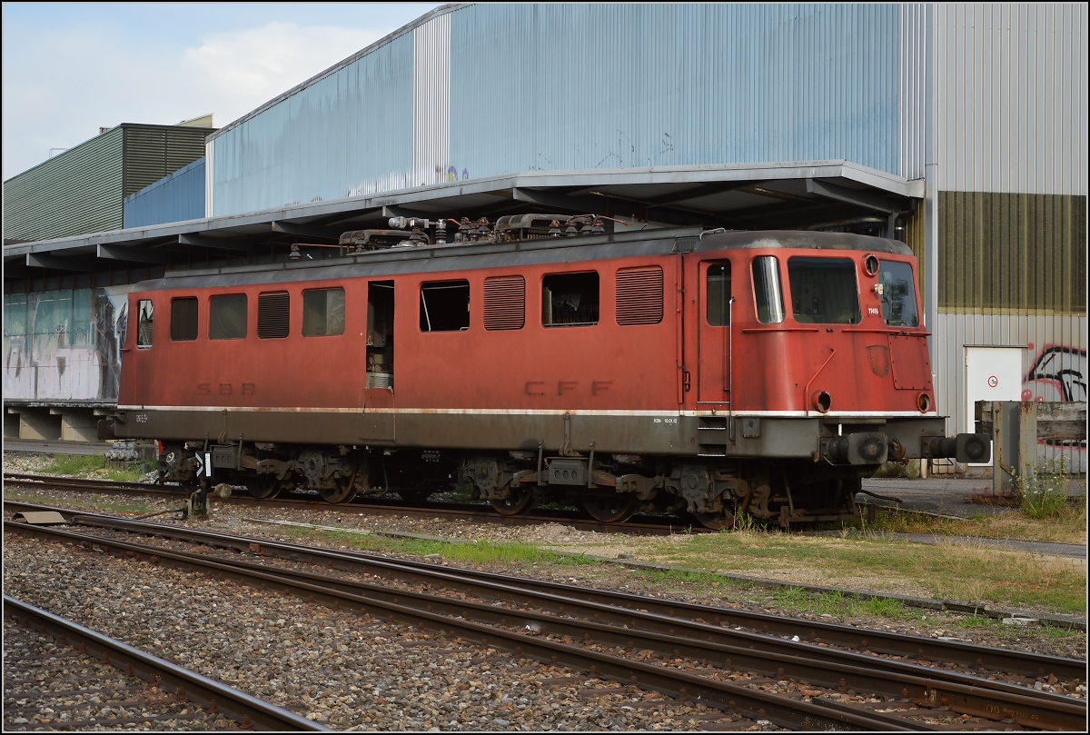 Trauriges Ende einer grande Dame in Kaiseraugst, Ae 6/6 11455  Biel . Juli 2016.