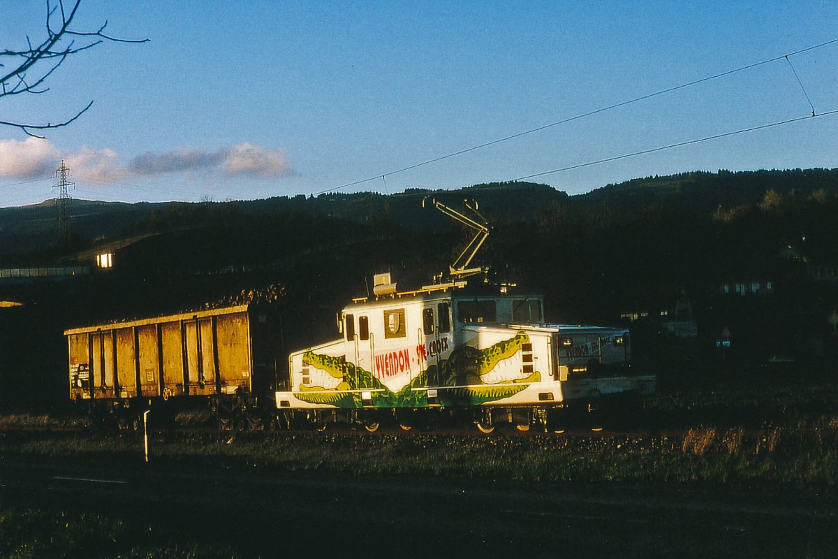 TRAVYS/YStC: Zuckerrübenzug mit der Ge 4/4 21 (1950) auf der Fahrt nach Yverdon-les-Bains. Die Aufnahme ist im allerletzten Abendlicht bei Vuitebouef im Oktober 1996 entstanden. Zur Zeit wird die einzige Lok der YStC-Bahn nur noch für Rangierarbeiten in Yverdon sowie die Führung des Schneepfluges eingesetzt.
Foto: Walter Ruetsch 