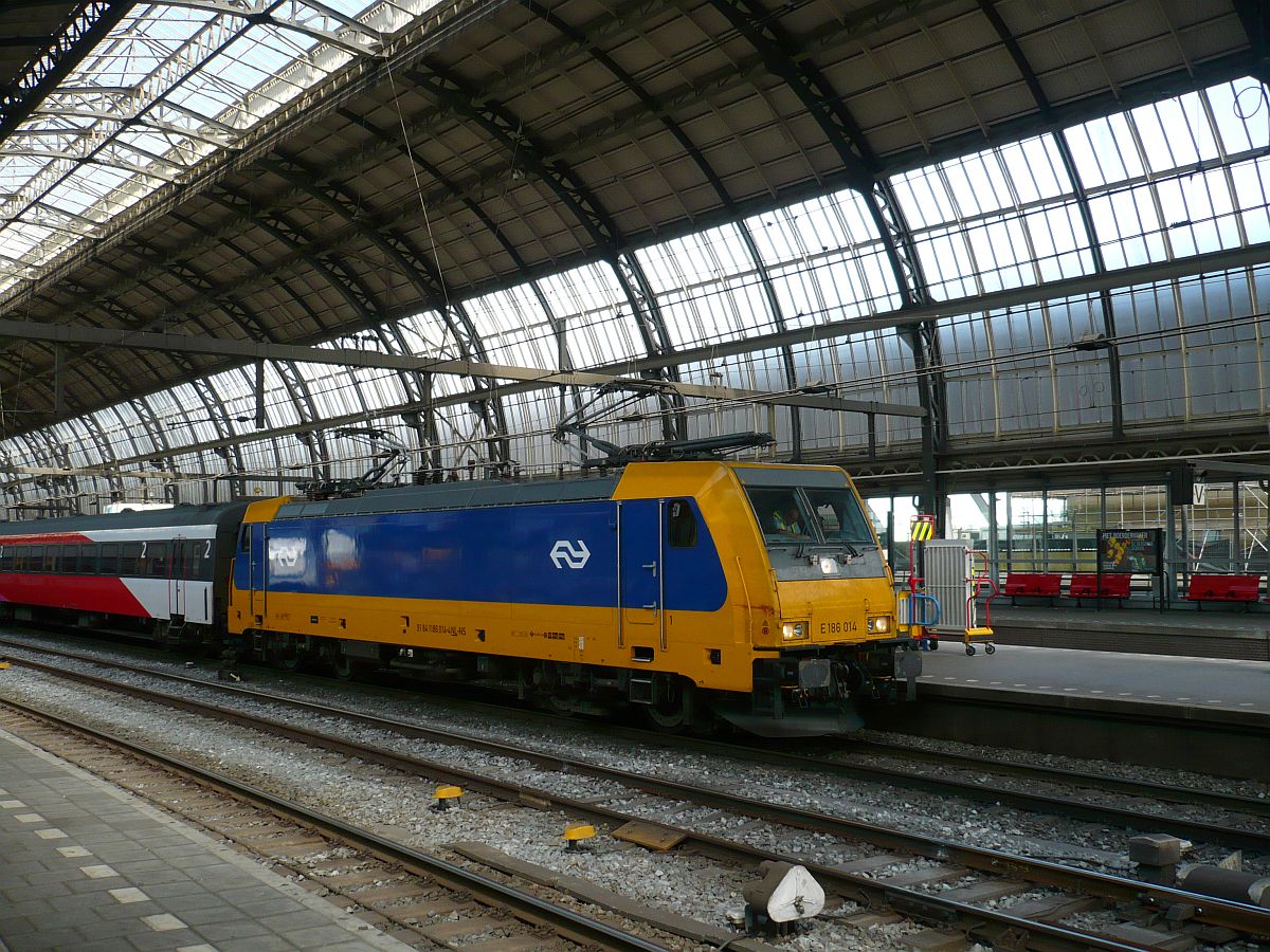 TRAXX Lok 186 014 (91 84 11 86 014-4) Gleis 13 Amsterdam Centraal Station 22-07-2015.

TRAXX locomotief 186 014 (91 84 11 86 014-4) spoor 13 Amsterdam Centraal Station 22-07-2015.