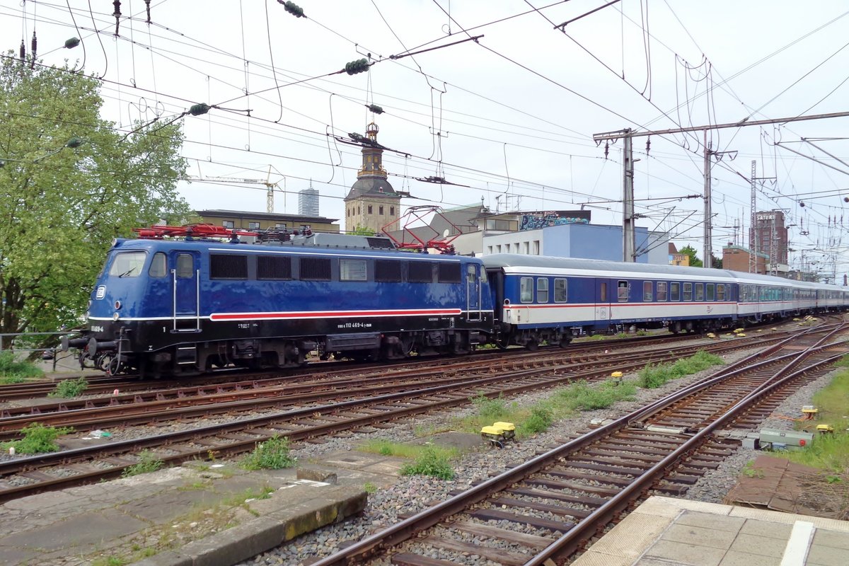 TRI 110 469 treft mit RB 48 nach Wuppertal in Kln Hbf ein am 27 April 2018. 
