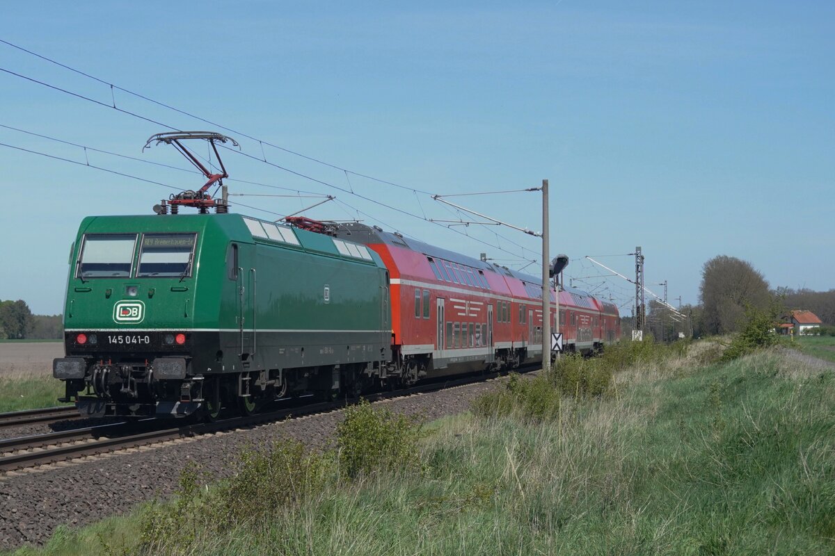 TRI 145 041 schiebt der RE nach Bremen Hbf durch St.H�lfe, 23 April 2026.