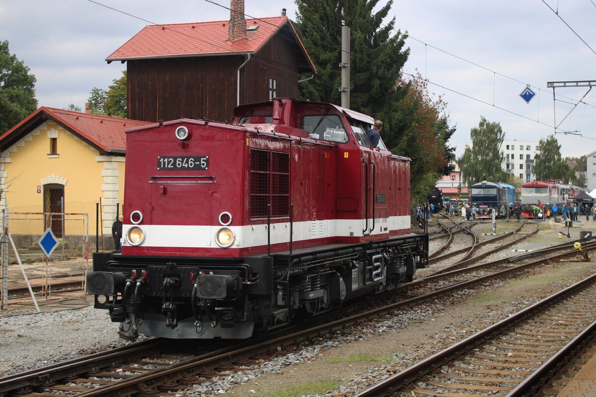 Triangula, ex-DR 112 646 lauft am 27 September 2025 während ein Bahnhofsfest um in Benesov u Prahy.