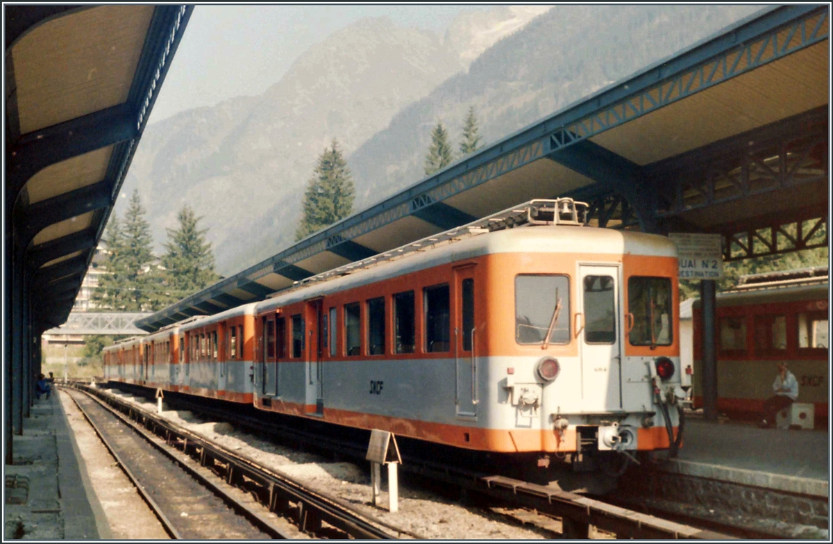Trieb- und (Steuer)-Wagen stehen in Chamonix bereit. 

Analogbild vom Oktober 1985