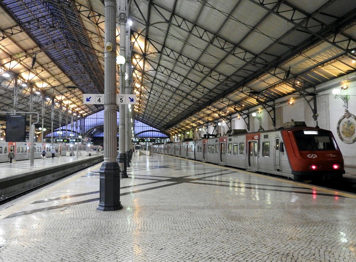 Triebwagen CP 2341 im Bahnhof Rossio in Lissabon am 30.03.2017.