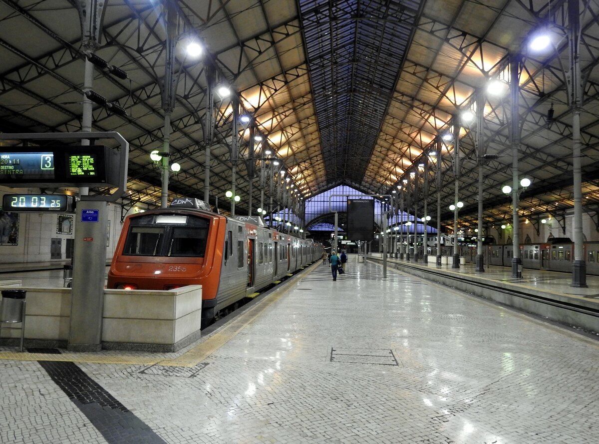 Triebwagen CP 2355 im Bahnhof Rossio in Lissabon am 30.03.2017.
