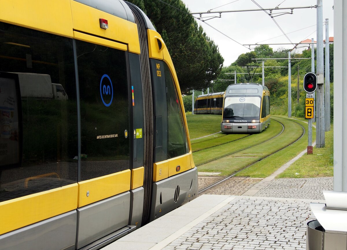 Triebwagen der Metro in Porto in der Station Trinidade MP 053 und MP 072 am 14.05.2018.