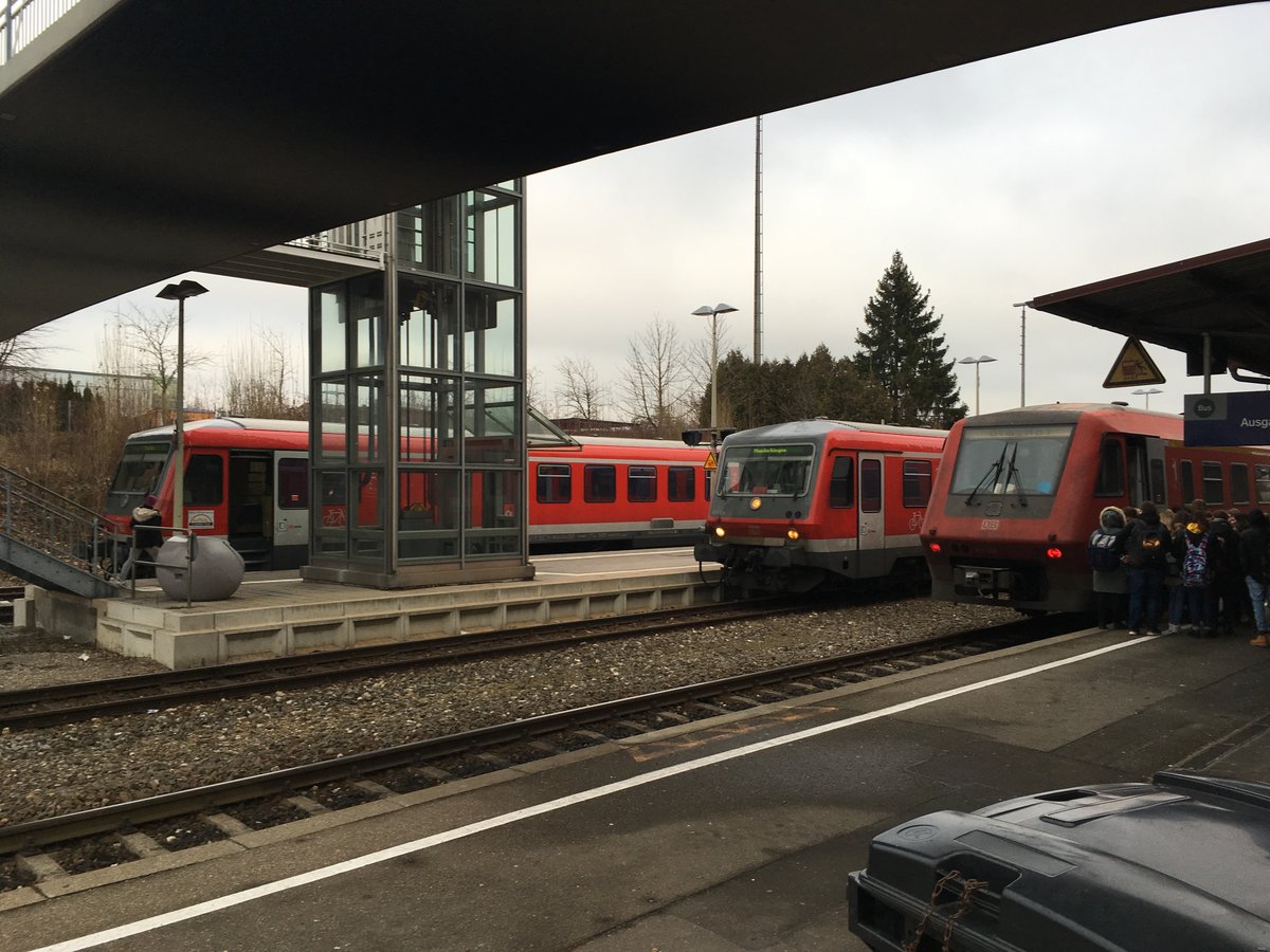 Triebwagen Treff in Ehingen an der Donau: 

Auf Gleis 1 eingefahren der 611 046 als Ire 3209 (Neustadt (Schwarz) - Ulm Hbf)

Auf Gleis 2 steht der 628 004 als Rb 22364 nach Munderkingen

Auf Gleis 3 im Hintergrund etwas verdeckt noch zu sehen der 628 002 als Rb 22371 nach Ulm Hbf

Aufnahme am 19.12.16