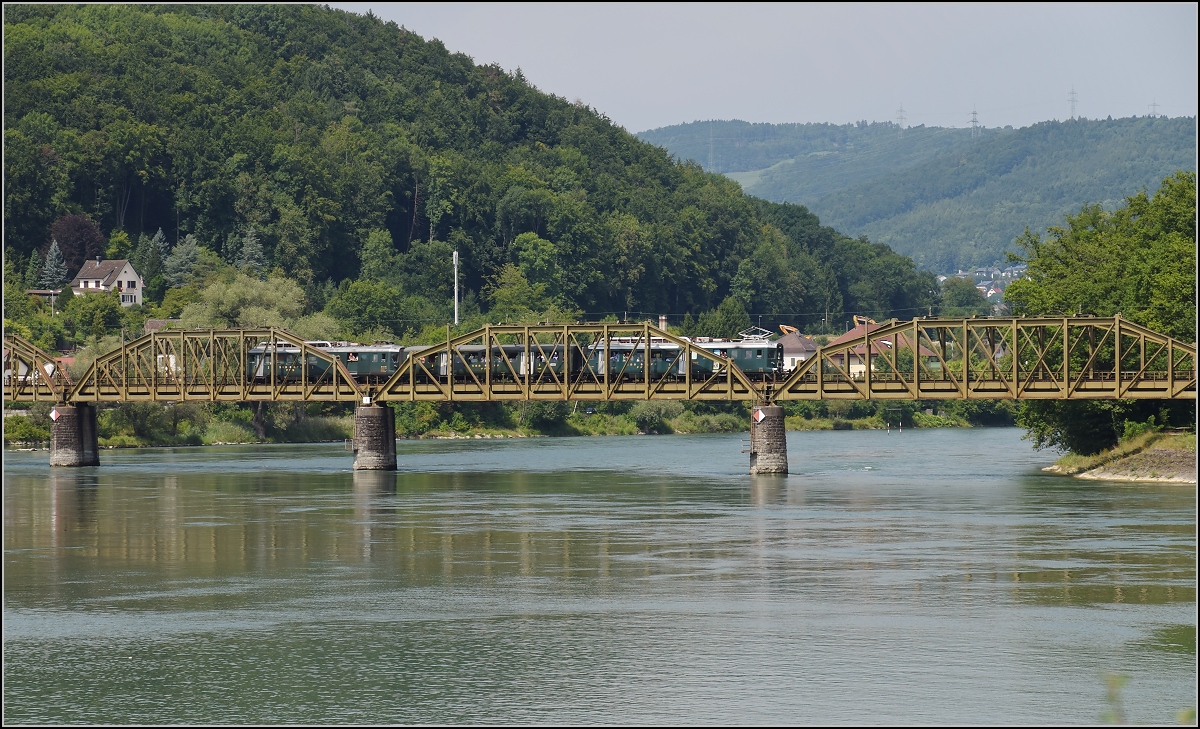 Triebwagentreffen Koblenz, August 2017. Der SBB-Triebwagen BDe 4/4 1643  Wyländerli  bilder mit BDe 4/4 1646 ein kräftiges Sandwich aus BDe 4/4, hier auf der Aarebrücke bei Koblenz.