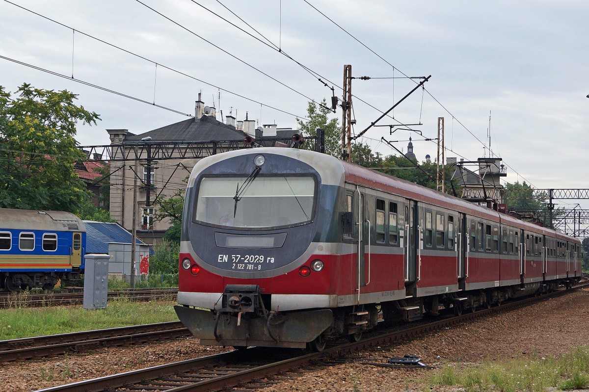 TRIEBZUEGE IN POLEN
Modernisierter EN 57-2029ra 2122 781-9 bei der Einfahrt in den Bahnhof KRAKAU am 12. August 2014.
Foto: Walter Ruetsch