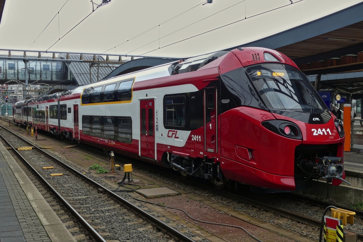 Triebzug 2411, Alstom Corodia Max, steht Abfahrtbereit im Bahnhof von Luxemburg, um die Strecke nach Diekirch zu bedienen. 15.10.2024
Seit dem 28.09. sind die ersten Triebzüge der BR 2400 im regulären Einsatz auf der Strecke Luxemburg – Diekirch.
