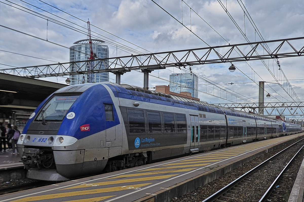 Triebzug 27692 mit Anhang fährt in den Bahnhof von Lyon Part Dieu ein. 15.09.2022
