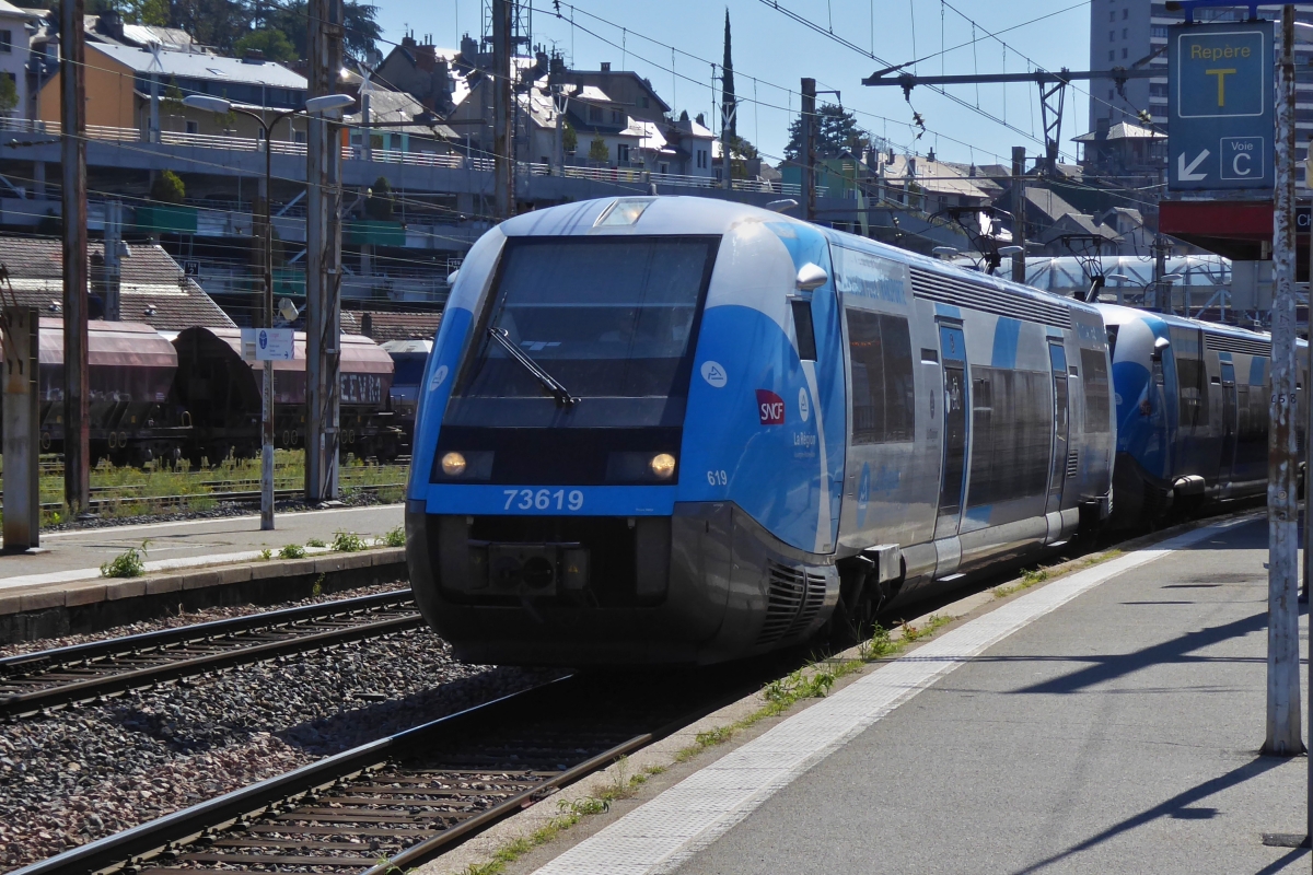 Triebzug 73619 mit 73665 verlassen am 22.09.2022 den Bahnhof von Chambéry–challes-les-eaux in Richtung Ambérieu.