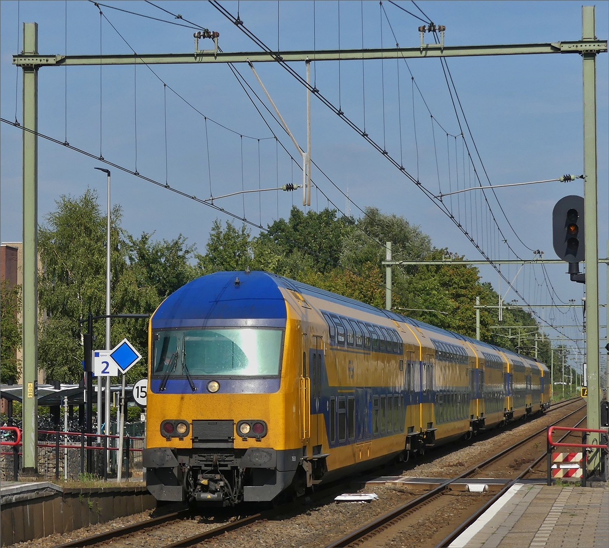 Triebzug 7540 fhrt aus Richtung Breda kommend in den Bahnhof von Etten-Leur ein. Nach einem kurzen Halt fhrt er weiter nach Roosendaal. 30.08.2019 (Jeanny)