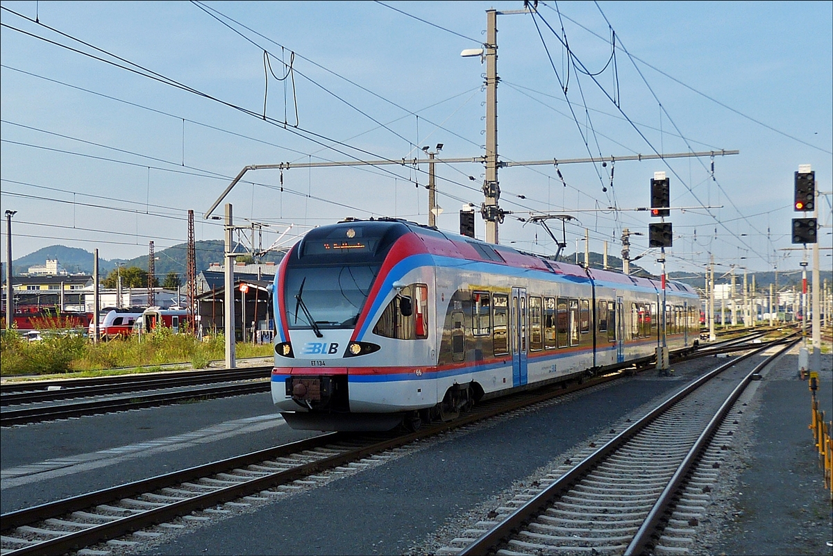 Triebzug ET 134 (94 80 0427 134-2) der Berchtesgadener Landes Bahn nhert sich am 16.09.2018 dem Bahnhof von Salzburg.