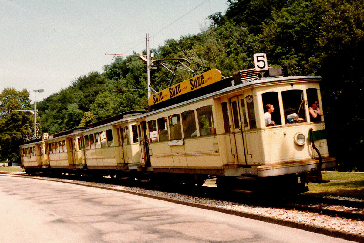 TRN/TN: Als Ergnzung zu den herrlichen TN - Bilder von Horst und Olli, habe ich  eine Aufnahme von einem Vierwagenzug aus dem Jahre 1981 ausgegraben. Solche Tramzge verkehrten jahrelang whrend dem Winzerfest Neuchtel. Die Aufnahme entstand kurz vor Boudry.
Foto: Walter Ruetsch