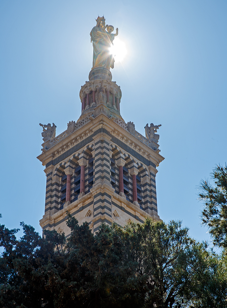 
Turmspitze der Marien-Wallfahrtskirche Notre-Dame de la Garde in Marseille am 26.03.2015. 