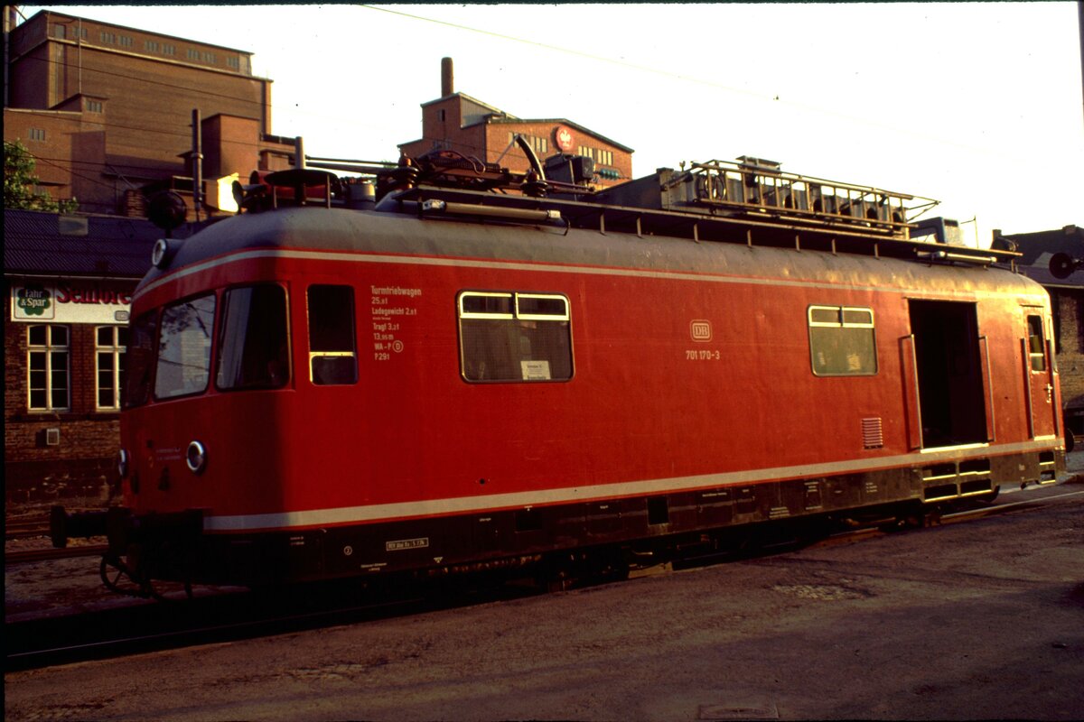 Turmtriebwagen 701 170-3 in Peine im Juni 1979. Für den Neubau eines Stellwerks mußte die Oberleitung versetzt werden; wozu der Turmtriebwagen zum Einsatz kam.