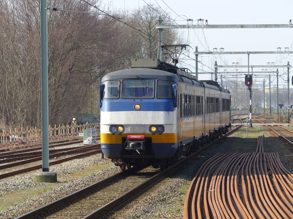 TW 2963, Vlaardingen Centrum 16-03-2017.

SGM-III Sprinter 2963 als stoptrein naar Rotterdam CS. Vlaardingen Centrum 16-03-2017.
