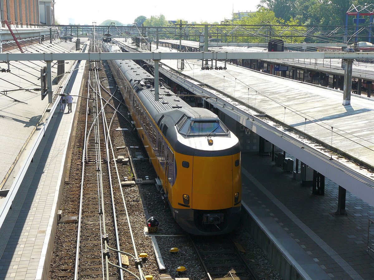 TW 4208 Gleis 2 Dordrecht 12-06-2015.

ICM-IV treinstel 4208 spoor 2 Dordrecht 12-06-2015.