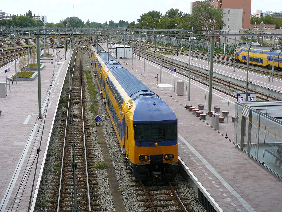 TW 75XX Bauart DDZ-4 Gleis 13a Rotterdam Centraal Station 11-08-2014.

75XX DDZ-4 spoor 13a Rotterdam Centraal Station 11-08-2014.