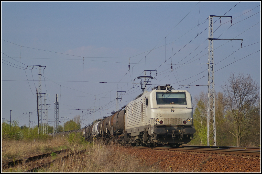 TWE E 37527 mit Zacens in Berlin Wuhlheide, 24.04.2015. Die Prima EL3U ist bei der Teutoburger Wald-Eisenbahn AG (TWE) im Einsatz und kommt mit einem Kesselwagen-Zug durchgefahren (NVR-Nummer 91 87 0037 527-5 F-CBR)