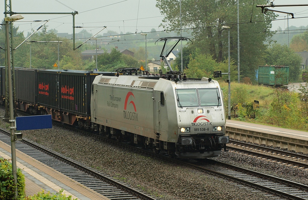 TXL 185 538-6 rollt hier langsam mit einem  BlackBox  Kohle-Containertransport durch Schleswig. 05.09.2011