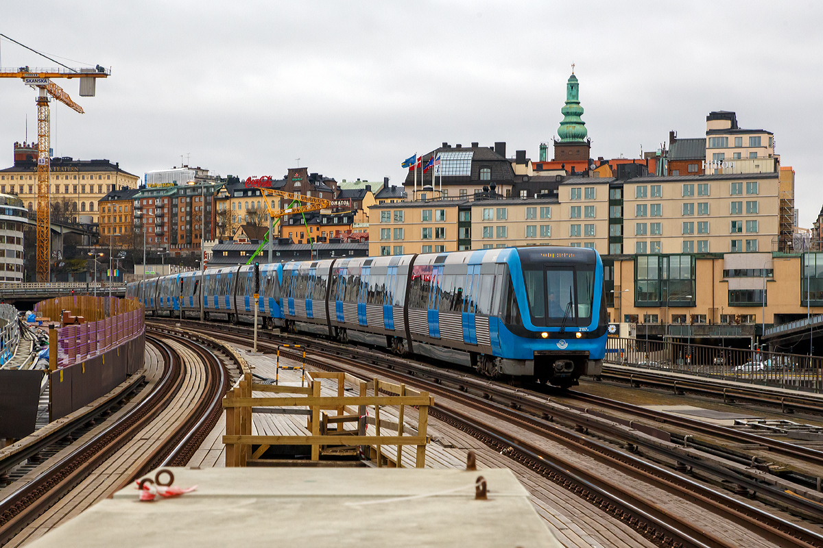 
U-Bahn Stockholm, schwedisch Stockholms tunnelbana:
Ein U-Bahn-Zug der bestehend aus drei Triebwagen der SL Baureihe C20 erreicht am 21.03.2019 die Station Gamla Stan.

Die SL Baureihe C 20 sind achtachsige, dreiteilige und 100% niederflurige Einrichtungs-Gelenktriebwagen (8xGelER NfV) mit der Achsfolge Bo'Bo'Bo'Bo', von denen 270 Stück (Nr. 2001–2270) zwischen 1997 und 2004 von Kalmar Verkstad AB (damals zu Adtranz, heute Bombardier) für die SL (AB Storstockholms Lokaltrafik) gebaut wurden. 

Im Gegensatz zu den bisher in der Stockholmer U-Bahn (C1 - C15) gelieferten Fahrzeugtypen ist der C20 eine völlig neue Konstruktion. Ein Triebwagen besteht aus drei Wagenteilen und ist mit 46,5 Metern deutlich länger als die bisherigen Wagen. Der Wagen hat nur vier Drehgestelle, um Kosten und Gewicht zu sparen, der mittlere Wagenteil hat zwei Drehgestelle, wobei die Endwagen jeweils ein Drehgestell besitzen und über eine sogenannte Sattelzugverbindung mit dem mittleren Teil verbunden sind. Die Wagenkästen sind aus Edelstahl und im Innenraum aus Verbundmaterial. 

Ein U-Bahn-Zug wird meist aus drei Triebwagen gebildet und iswt so 139,5 m lang und hat so 378 Sitzplätze.

TECHNISCHE DATEN der Baureihe C20:
Anzahl:  270 
Wagennummer:  2001–2270
Baujahre: 1997-2004
Hersteller:  Adtranz (Kalmar Verkstad AB)
Spurweite:  1.435 mm (Normalspur)
Achsfolge: Bo' Bo'Bo' Bo'
Länge: 46.500 mm
Raddurchmesser:  780 mm (neu)
Breite: 2.900 mm
Höhe: 3.800 mm
Eigengewicht:  67 t	
Motorentyp: ASEA MJA 220-1
Leistung: 1.000 kW 	
Betriebsspannung: 650 V / 750 V DC	 
Höchstgeschwindigkeit: 90 km/h (80 km/h planmässig)
Sitzplätze: 126
Stehplätze: 288
