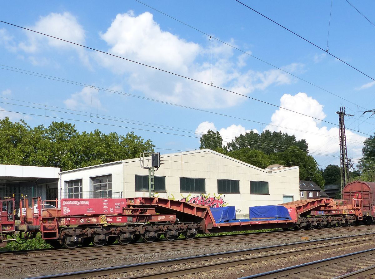 Uaai 820 Tiefladewagen mit 12 Radstzen mit Nummer 386 RIV 80 D-NCS 9952 910-9. Hoffmannstrasse, Oberhausen 11-09-2015.

Uaai 820 twaalf-assige dieplaadwagen met nummer 86 RIV 80 D-NCS 9952 910-9. Hoffmannstrasse, Oberhausen, Duitsland 11-09-2015.