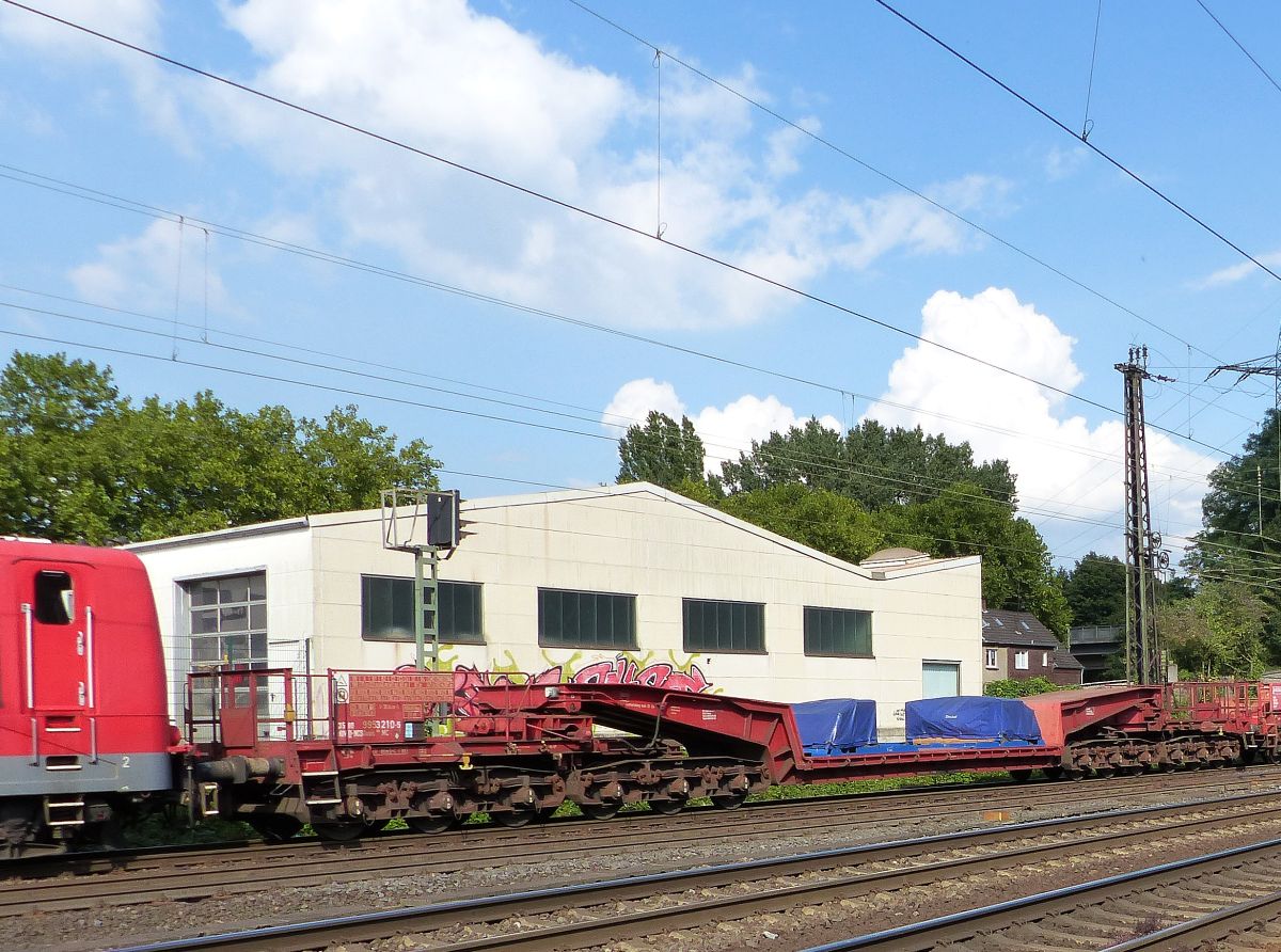 Uaais 819  Tiefladewagen mit 12 Radstzen mit Nummer 35 RIV 80 D-NCS 9953 210-5. Hoffmannstrasse, Oberhausen 11-09-2015.

Uaais 819 twaalf-assige dieplaadwagen met nummer 35 RIV 80 D-NCS 9953 210-5. Hoffmannstrasse, Oberhausen, Duitsland 11-09-2015.