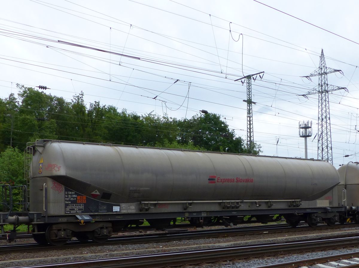 Uacns Silowagen  Express Slovakia  aus Slowakei mit Nummer 33 TEN RIV 56 SK-EXRA 9327 015-9 Rangierbahnhof Gremberg, Keulen, Deutschland 20-05-2016.

Uacns silowagen  Express Slovakia  uit Slowakije met nummer 33 TEN RIV 56 SK-EXRA 9327 015-9 rangeerstation Gremberg, Keulen, Duitsland 20-05-2016.