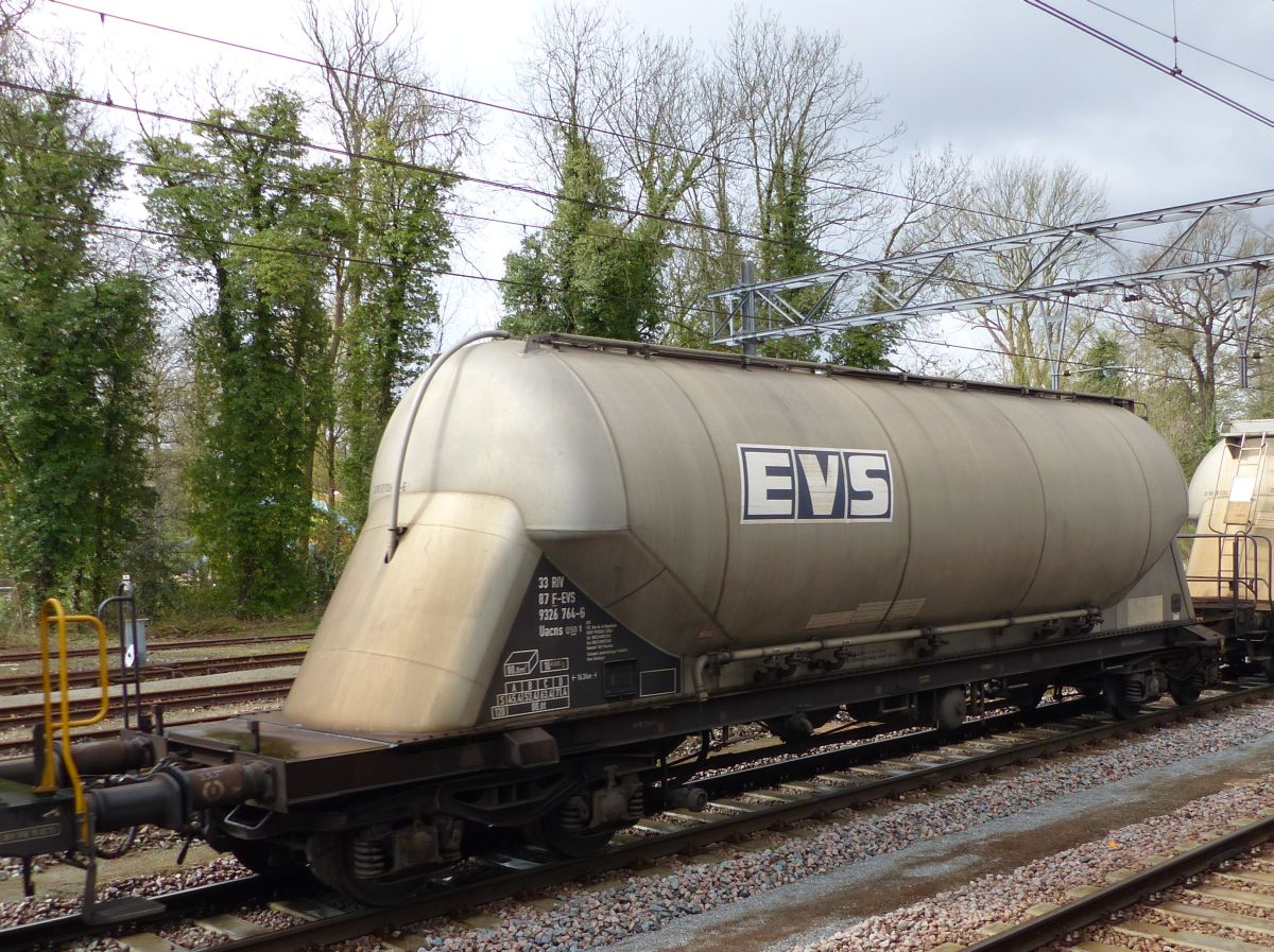 Uacns silowagen uit Frankrijk van EVS met nummer 33 RIV 87 F-EVS 9326 764-6 Dordrecht, Nederland 07-04-2016.

Uacns Silowagen aus Frankreich von EVS mit Nummer 33 RIV 87 F-EVS 9326 764-6 Dordrecht, Niederlande 07-04-2016.