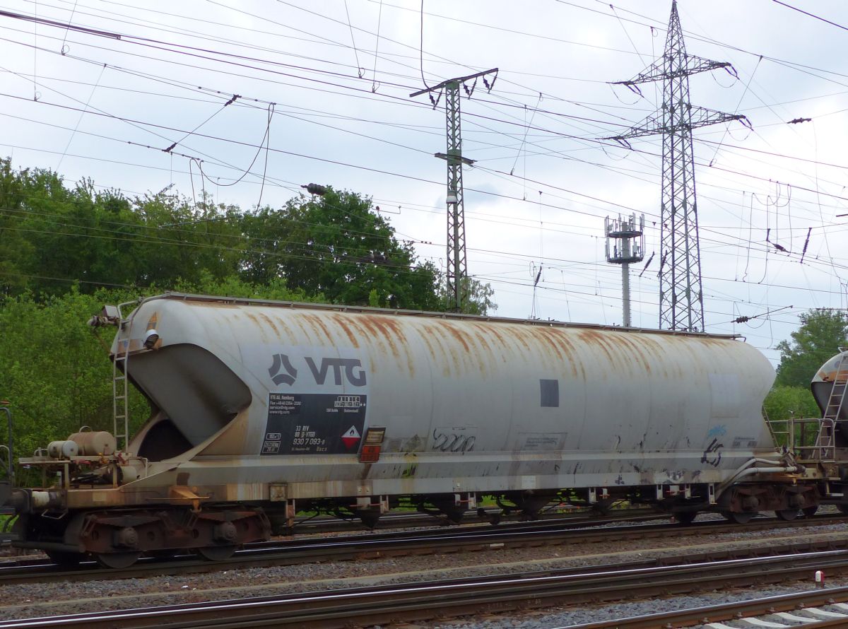 Uacs Drehgestell-Staubgutwagen von VTG mit Nummer 33 RIV 80 930 7 093-0 Rangierbahnhof Kln Gremberg. Porzer Ringstrae, Kln 20-05-2016.

Uacs silowagen van VTG met nummer 33 RIV 80 930 7 093-0 rangeerstation Keulen Gremberg. Porzer Ringstrae, Keulen 20-05-2016.