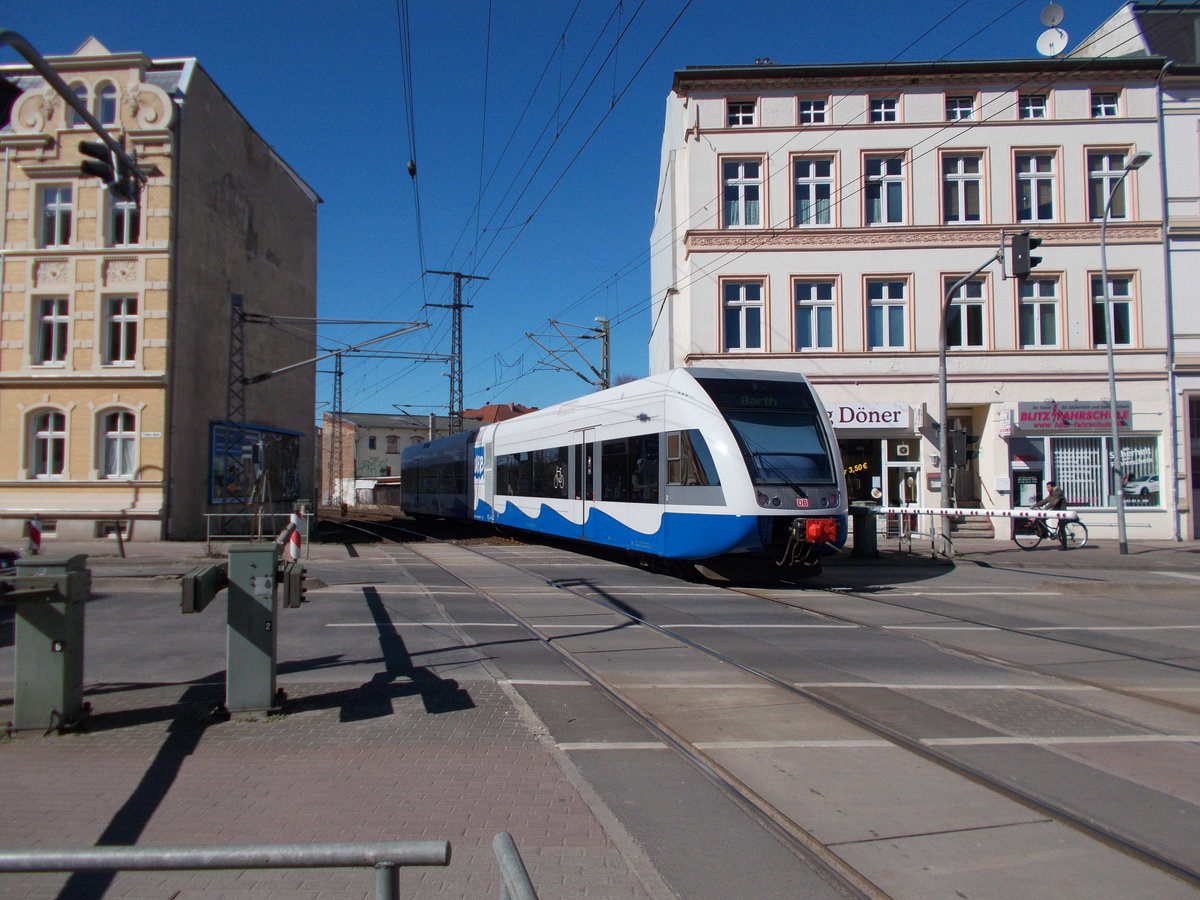 UBB 646 112 passiert nach der Ausfahrt aus dem Stralsunder Hbf,am 01.April 2016,den Bahn�bergang Tribseer Damm.