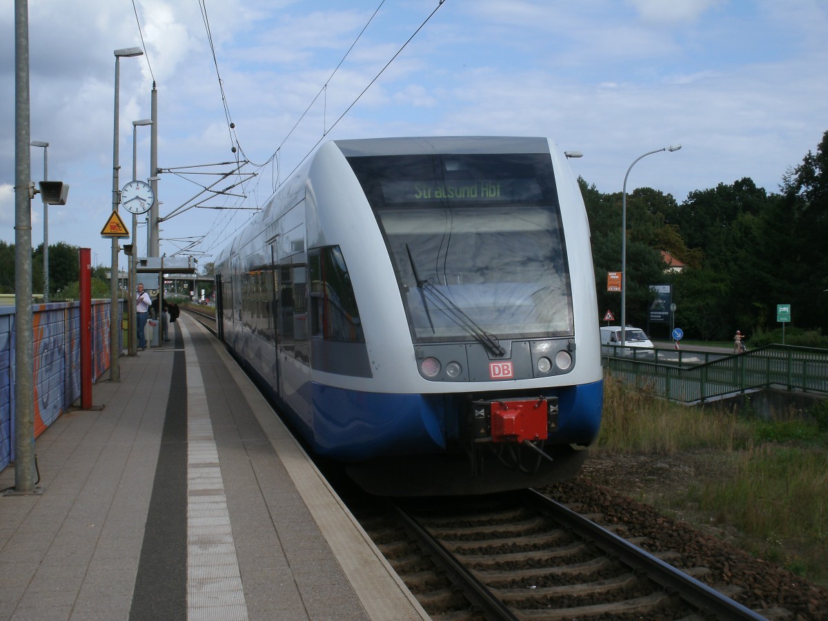 UBB Triebwagen 646 110-7 hielt,am 28.August 2013,auf der Fahrt von Barth nach Stralsund,am Hp Stralsund Gr�nhufe.