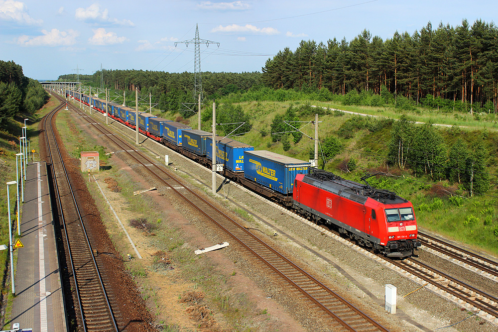 Uchtspringe, 26.05.2014 17:52 Uhr - 185 134 fährt mit dem LKW-Walter Rostock Seehafen - Novara in Richtung Oebisfelde