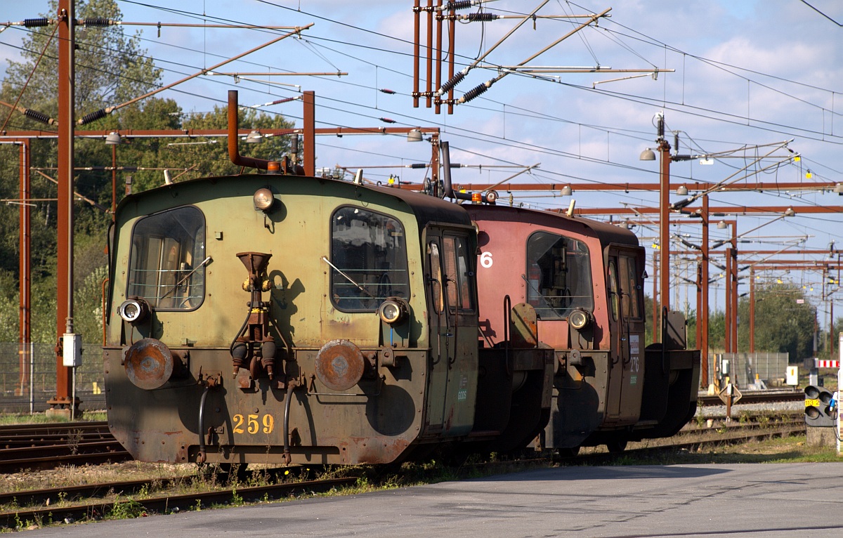 Über 45 Jahre alt und nicht müde zu bekommen...Köf II 259 und 276 verrichten ihren Dienst in Padborg und genießen hier die Wochenendruhe. Padborg 01.10.2010