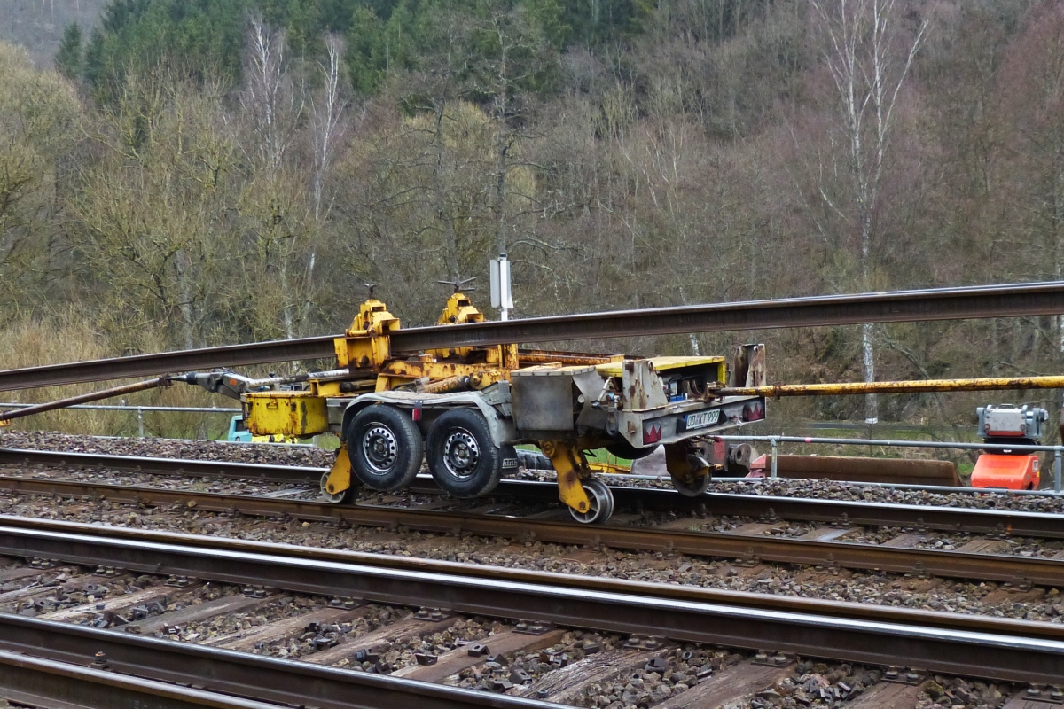 Über diesen Höhenverstellbaren Hänger werden die Schienen von den Güterwagen ins Gleisbett ohne abzuknicken herabgezogen. 05.04.2021