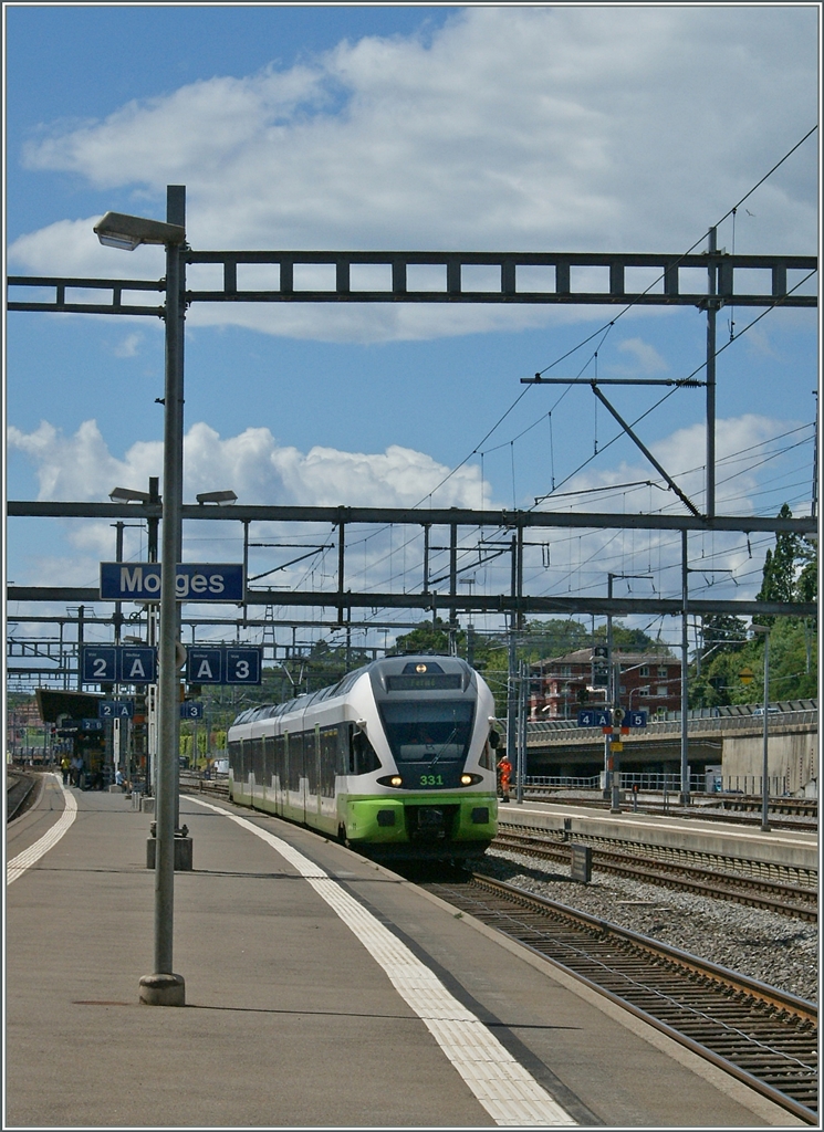 Überraschend bekamm ich kurz den TRN-Flirt bei der Durchfahrt in Morges zu sehen. 
27. Juni 2015
