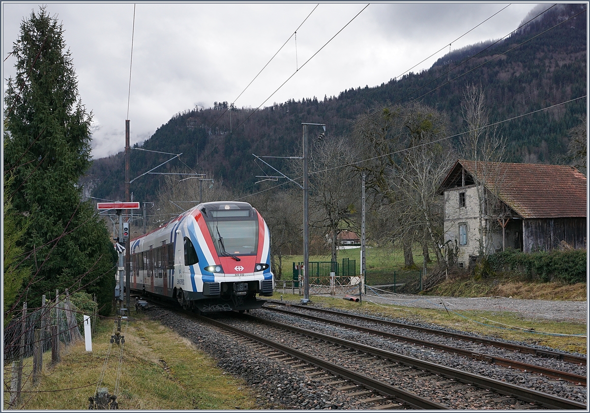 Überraschend freundlich empfangen wurde ich auf dem für Publikumsverkehr geschlossenen Bahnhof Saint Laurent, als ich schüchtern fragte, ob ich auf dem noch vorhanden (und zugänglichen) Bahnstieg ein Foto machen dürfe. Und so entstand dieses Bild des in Saint-Laurent eintreffenden SBB RABe 522 232 der als SL2 23416 von Coppet (ab 8:19) nach Annecy (an 10:16) unterwegs ist und sich beim Ausfahrsignal der Gegenrichtung zeigt.

21. Februar 2020