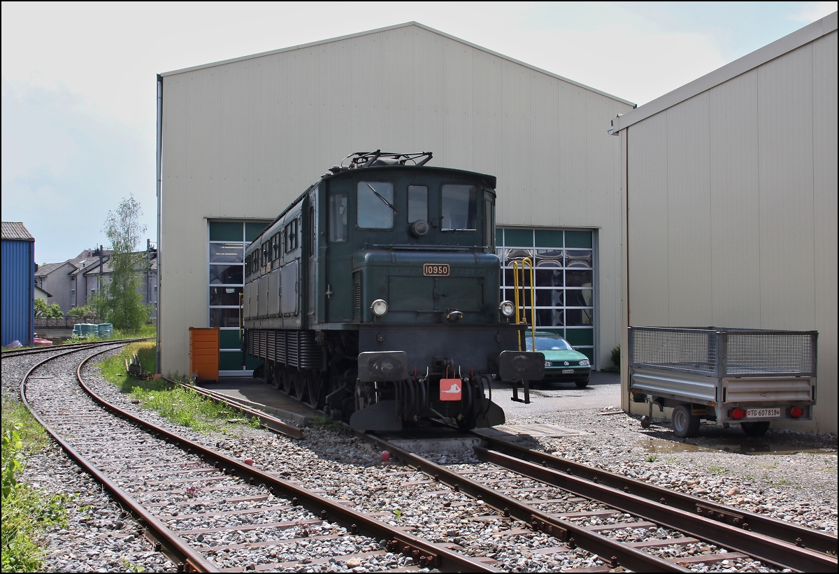 Überraschung am morgen: Paketpost falsch angeliefert... Ae 4/7 der Swisstrain wurde von einem privaten Transportunternehmen in Frauenfeld an die falsche Adresse gestellt. Tatsächlich war die Lok an die Eurovapor nach Sulgen vermietet. 14. Mai 2014. Bild ist mit Genehmigung des Gleisanschlussinhabers entstanden.
