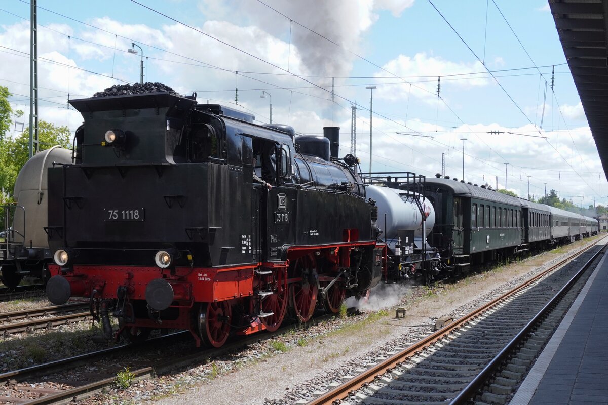 UEF 75 1118 steht mit der SSN Jubileums Express am 16 Mai 2026 in Villingen (Schwarzwald). Diese Niederlandischer Sonderzug f�hr in vier Tage in die Niederlande, Deutschland und die Schweiz.