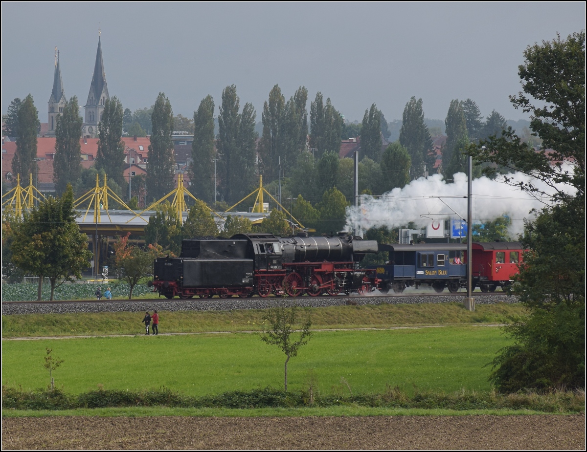 Uferdampffahrten mit Aushilfskraft 23 058.

Hier wird noch auch Kreuzlingen raus kräftig beschleunigt Richtung Tägerwilen-Gottlieben. Im Hintergrund die Stefanskirche Konstanz. Tägerwilen, September 2021.
