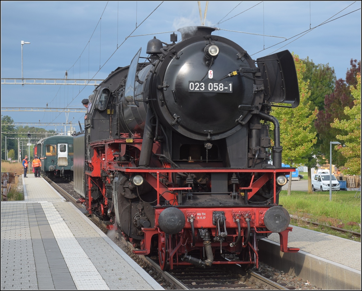 Uferdampffahrten mit Aushilfskraft 23 058.

Umsetzen für die Rückfahrt in Tägerwilen, September 2021.