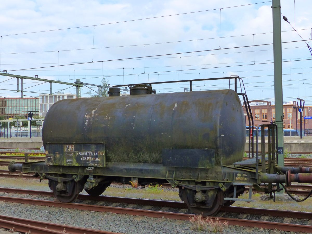 Uh Kesselwagen mit nummer NS 21 84 070 3 204-2 damals Eigentum von ESSO Niederlande und jetzt VSM (Veluwsche Stoomtrein Maatschappij) Apeldoorn 01-09-2017.

Uh twee-assige ketelwagen met nummer NS 21 84 070 3 204-2 oorspronkelijk eigendom van ESSO Nederland en nu van de VSM (Veluwsche Stoomtrein Maatschappij) Apeldoorn 01-09-2017.