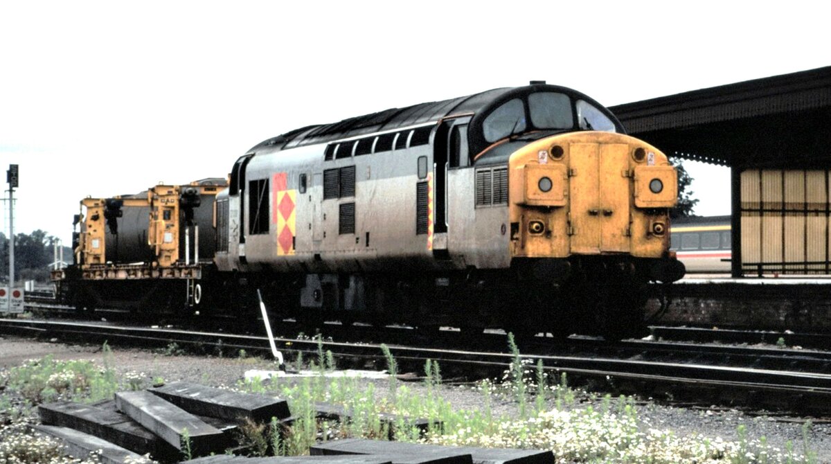 UK Diesellok BR Class 37 in Didcot im August 1991.
