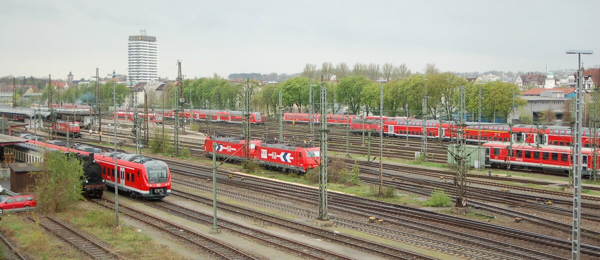 Ulm im Überblick: links, P 8 Nr.2455 und 440 008-4 sowie 3 x HGK 145 Elektrolok in Ulm am 16.04.2009.