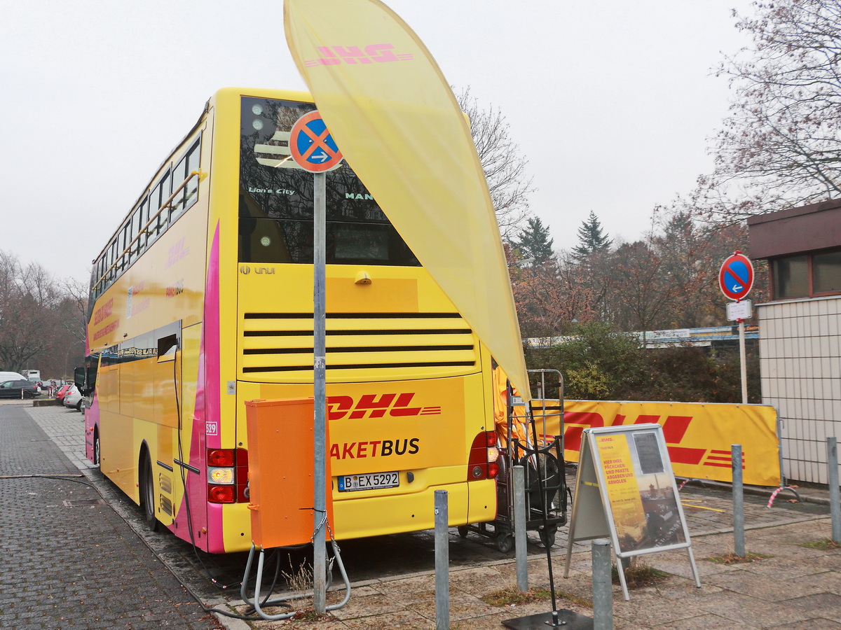 Um dem steigenden Andrang auf Postfilialen in der Coronazeit sicher begegnen zu k�nnen, setzt DHL in Berlin jetzt auf sogenannte Paketbusse. Hier die linke Seite eines MAN Lions City am 09. Dezember 2020 auf den Marktplatz Britz-S�d in Berlin.