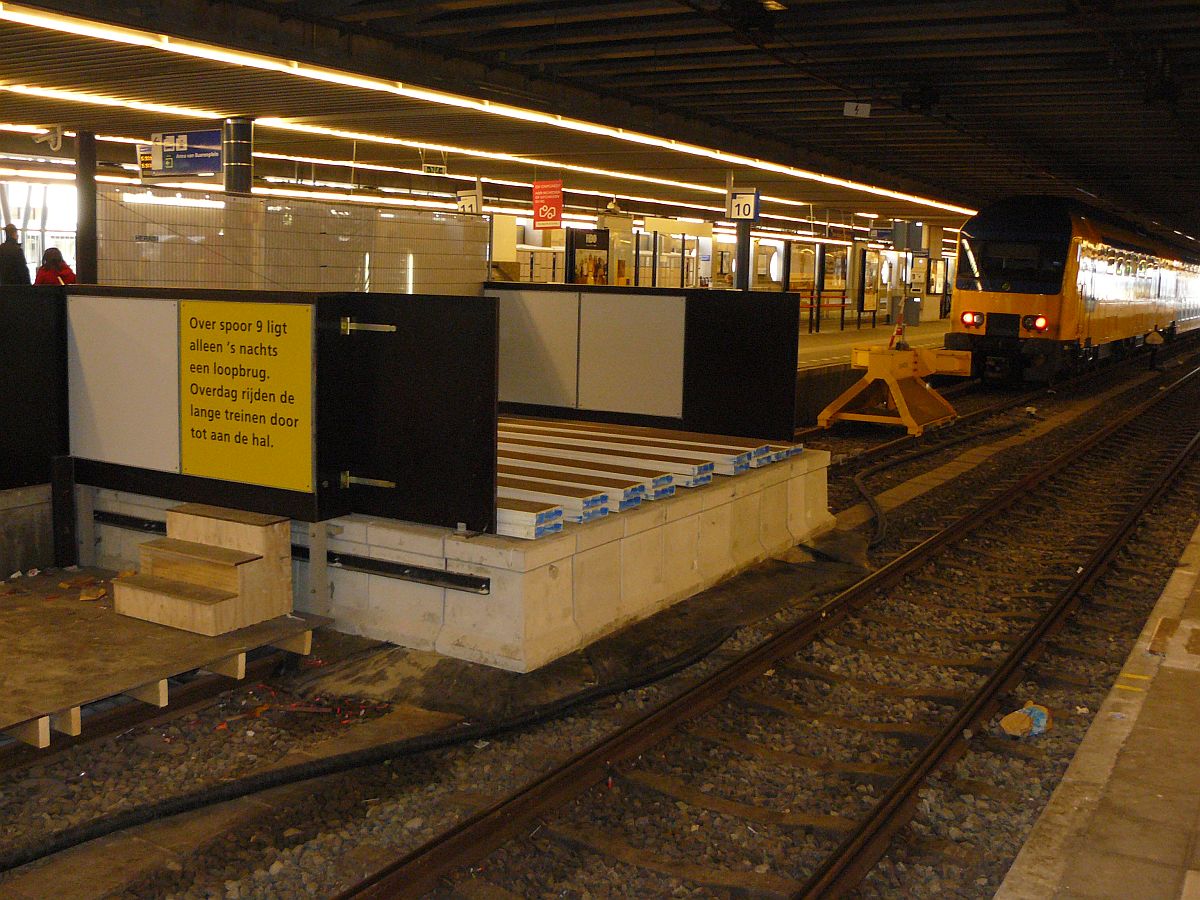 Umbau Gleis 9 und 1 Den Haag Centraal Station 06-01-2013.

Tijdelijke demontabele loopbrug over spoor 9 Den Haag Centraal Station 06-01-2013.