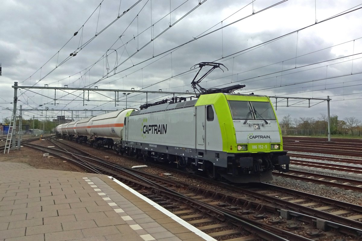 Umgeleiteter Gaskesselwagenzug mit CapTrain 186 152 treft am 14 April 2020 in Nijmegen ein. Dieser Zug wurde wegen bauarbeiten über Nijmegen umgeleitet und soll in Nijmegen der Gegenzug abwarten, den mit ein G-1206 aus Venlo kommt. Nach gegenseitige Lokwechsel verfolgen die beide Züge deren Weg.